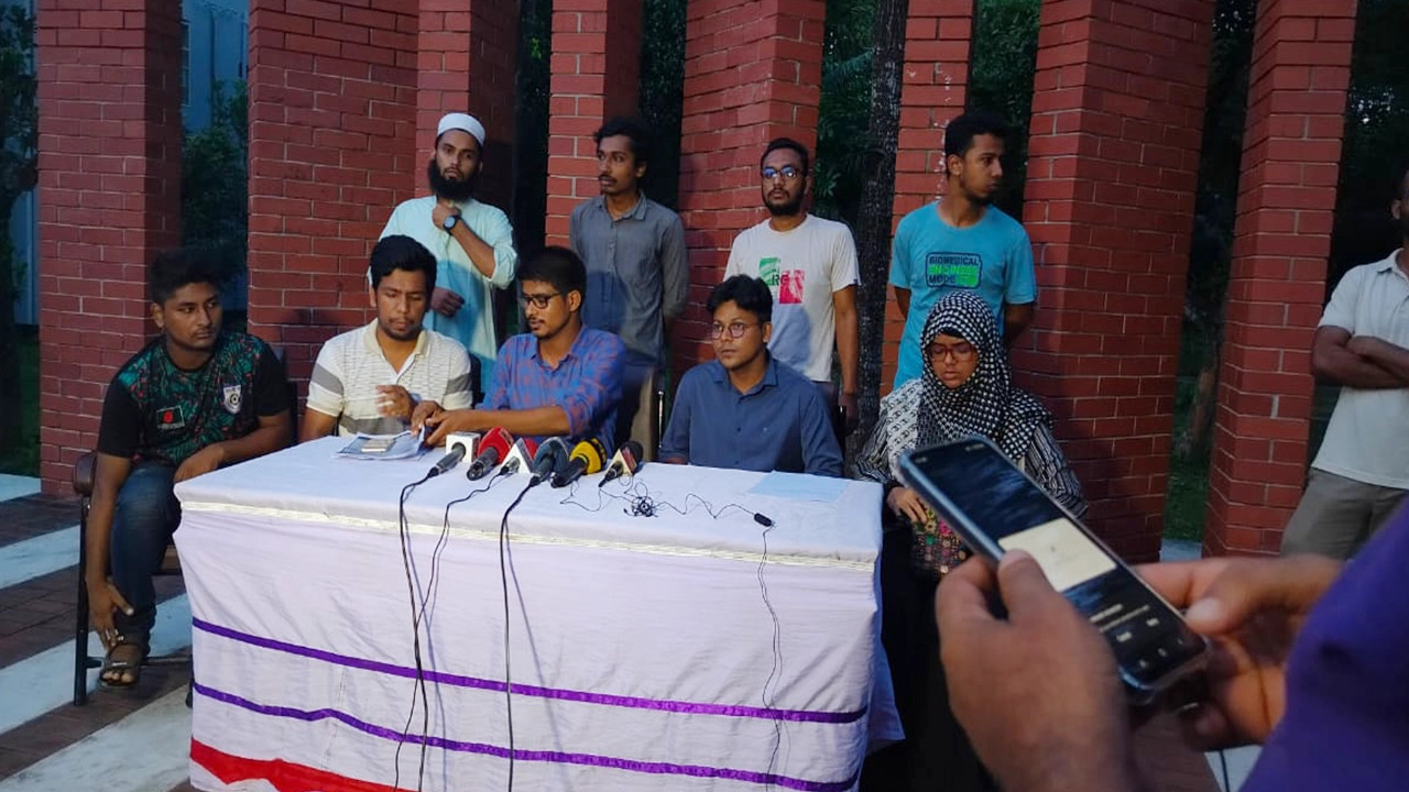 বাংলাদেশ কৃষি বিশ্ববিদ্যালয়ের আন্দোলনকারী শিক্ষার্থীদের সংবাদ সম্মেলন। ছবি : কালবেলা
