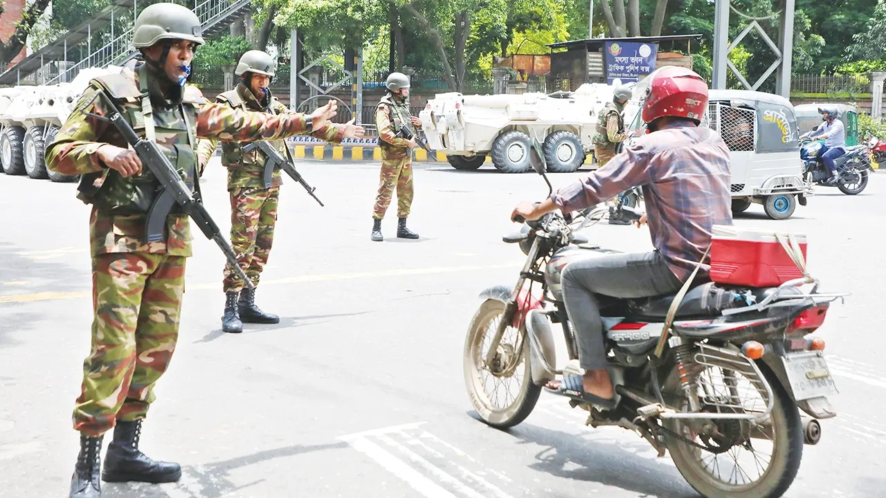 রাজধানীর বিভিন্ন পয়েন্টে সেনা সদস্যদের নিরাপত্তা তল্লাশি। ফাইল ছবি