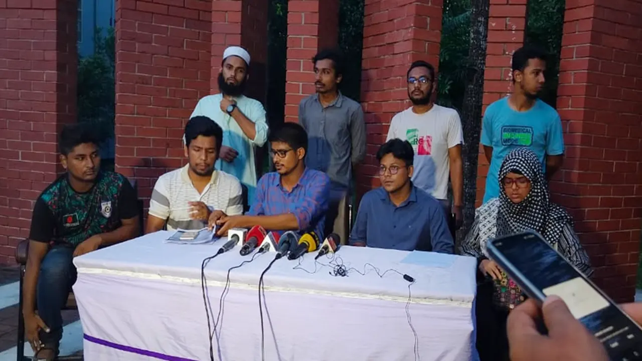 বাংলাদেশ কৃষি বিশ্ববিদ্যালয়ের আন্দোলনকারী শিক্ষার্থীদের সংবাদ সম্মেলন। ছবি : সংগৃহীত