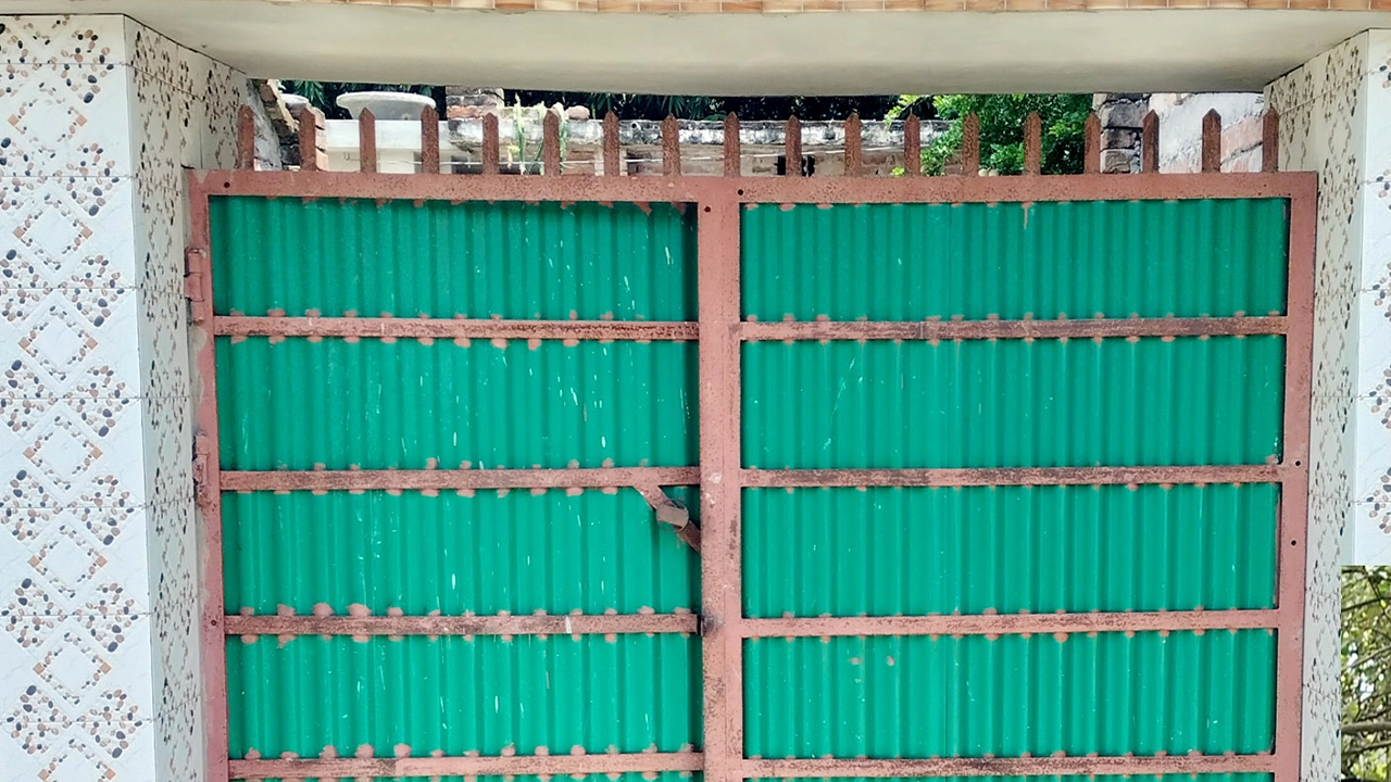 জোঁকা সরকারি প্রাথমিক বিদ্যালয়ের ভারপ্রাপ্ত প্রধান শিক্ষক রেজাউল হকের বাড়ির ফটক। ছবি : কালবেলা