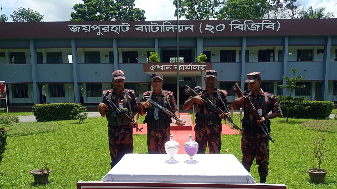 উদ্ধারকৃত সাপের বিষসহ বিজিবির জয়পুরহাট ব্যাটালিয়নের সদস্যরা। ছবি : কালবেলা