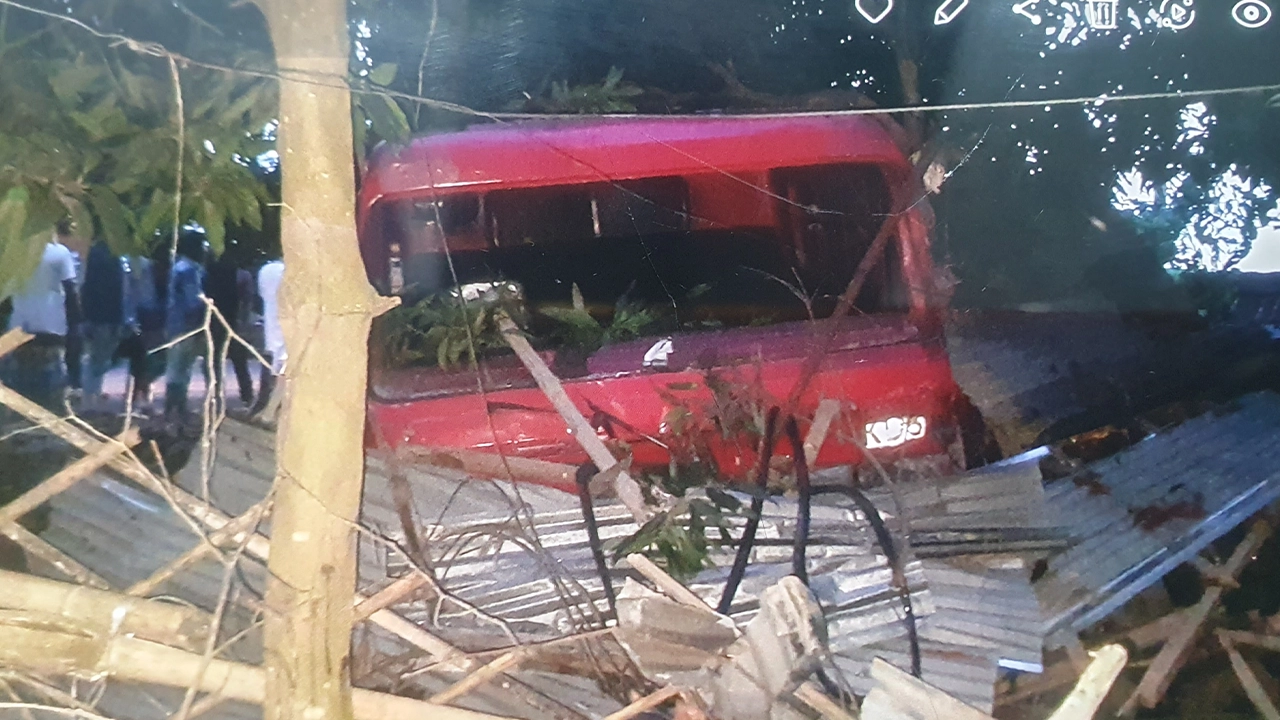 চৌদ্দগ্রামে নিয়ন্ত্রণ হারানো চট্টগ্রামমুখী লরি। ছবি : কালবেলা