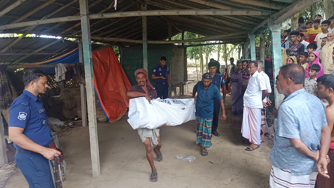 রাজবাড়ীর পাংশায় অজ্ঞাত ব্যক্তির মরদেহ উদ্ধার করে পুলিশ সদস্যরা। ছবি : কালবেলা