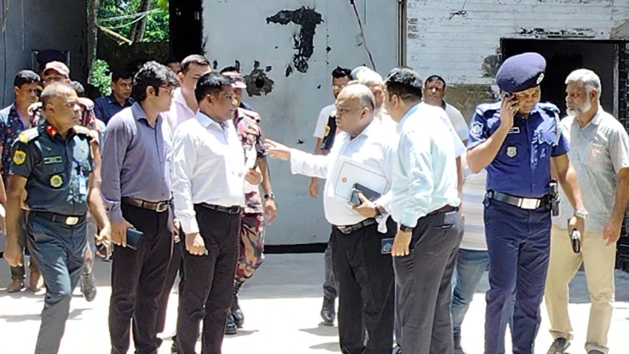 নরসিংদী জেলা কারাগার পরিদর্শনে স্বরাষ্ট্র মন্ত্রণালয়ের সুরক্ষা সেবা বিভাগের যুগ্ম সচিব ফারুক আহমেদ। ছবি : কালবেলা