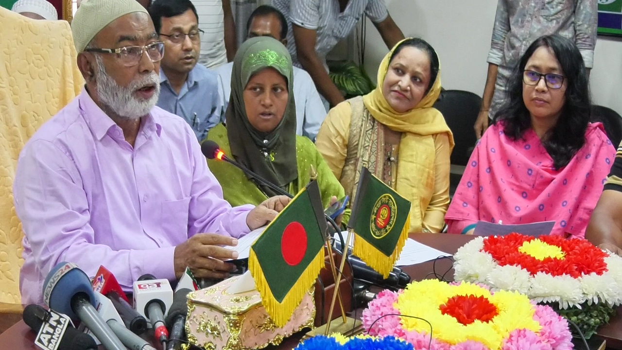 রংপুর সিটি করপোরেশনের মেয়র মোস্তাফিজার রহমান মোস্তফা সংবাদ সম্মেলনে বক্তব্য দেন