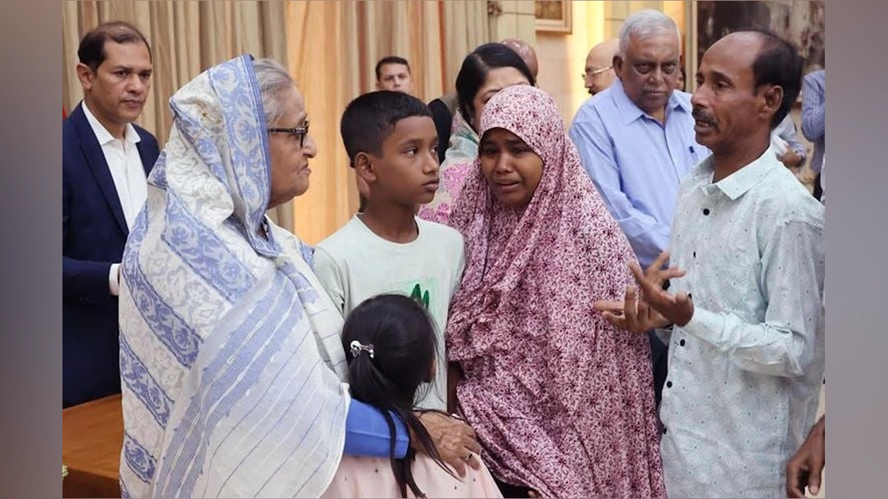 নিহতদের স্বজনদের সঙ্গে কথা বলেন প্রধানমন্ত্রী শেখ হাসিনা। ছবি : সংগৃহীত