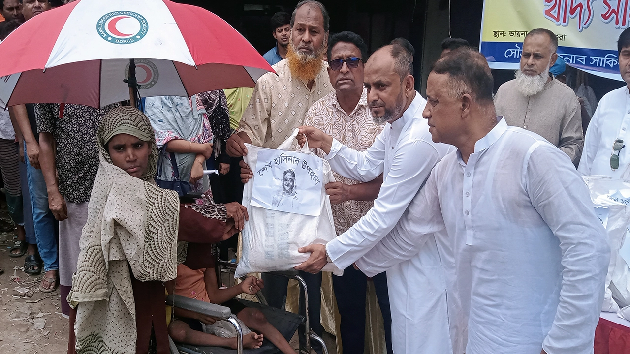 মাগুরা-১ আসনের সংসদ সদস্য সাকিব আল হাসানের পক্ষ থেকে দুস্থ ও নিম্ন আয়ের মানুষের মধ্যে খাদ্যসামগ্রী বিতরণ। ছবি : কালবেলা