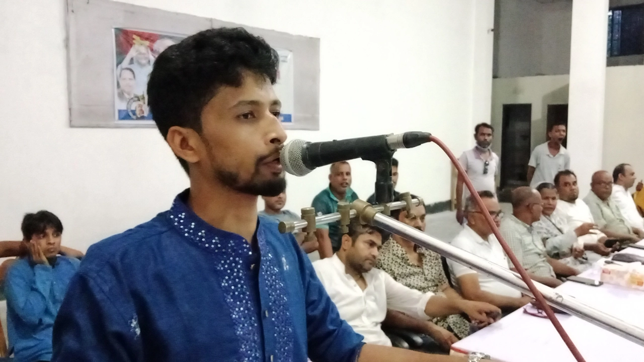 বগুড়ার সোনাতলায় ছাত্রলীগের কমিটি ঘোষণা করেন ছাত্রলীগ নেতা রায়হান কবির। ছবি : কালবেলা
