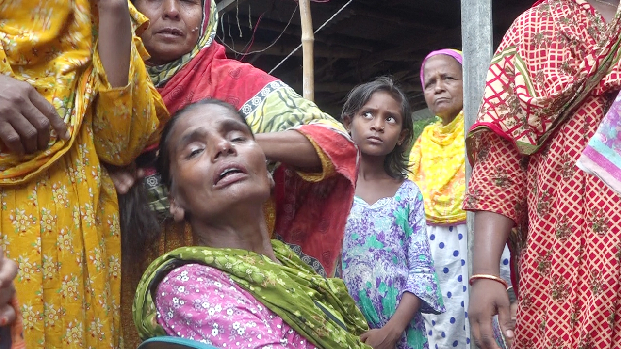 নাটোরের গুরুদাসপুরে বৃদ্ধার মৃত্যুর ঘটনায় স্বজনদের আহাজারি। ছবি : কালবেলা