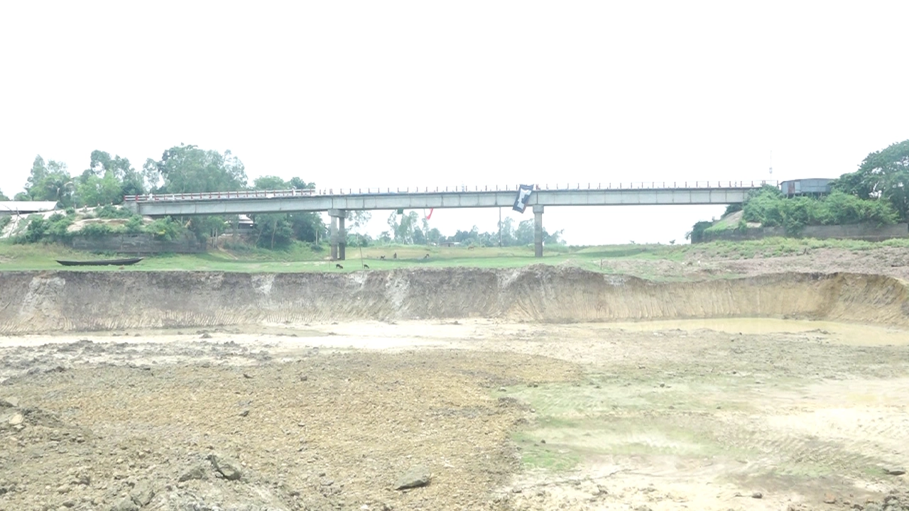 করতোয়া নদীতে খননের ফলে ঝুঁকির মুখে নওগাঁ-বিরায় নগর সেতু। ছবি : কালবেলা