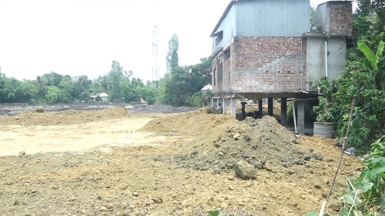 নদী দখল করেই নির্মাণ করা হচ্ছে পাকা বাড়ি। ছবি : কালবেলা