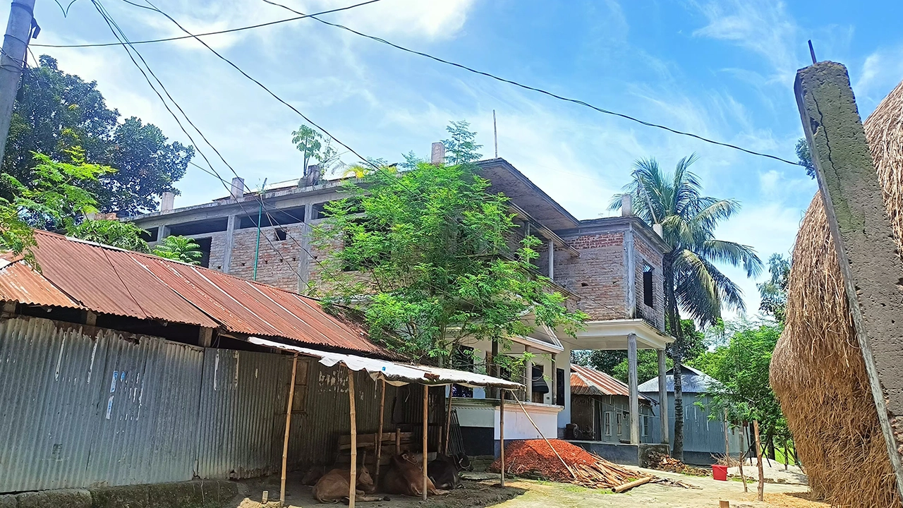 কুড়িগ্রামের চিলমারীতে মাদ্রাসার ইট দিয়ে প্রতিষ্ঠানটির সুপারের বহুতল ভবন নির্মাণের একটি চিত্র। ছবি : কালবেলা