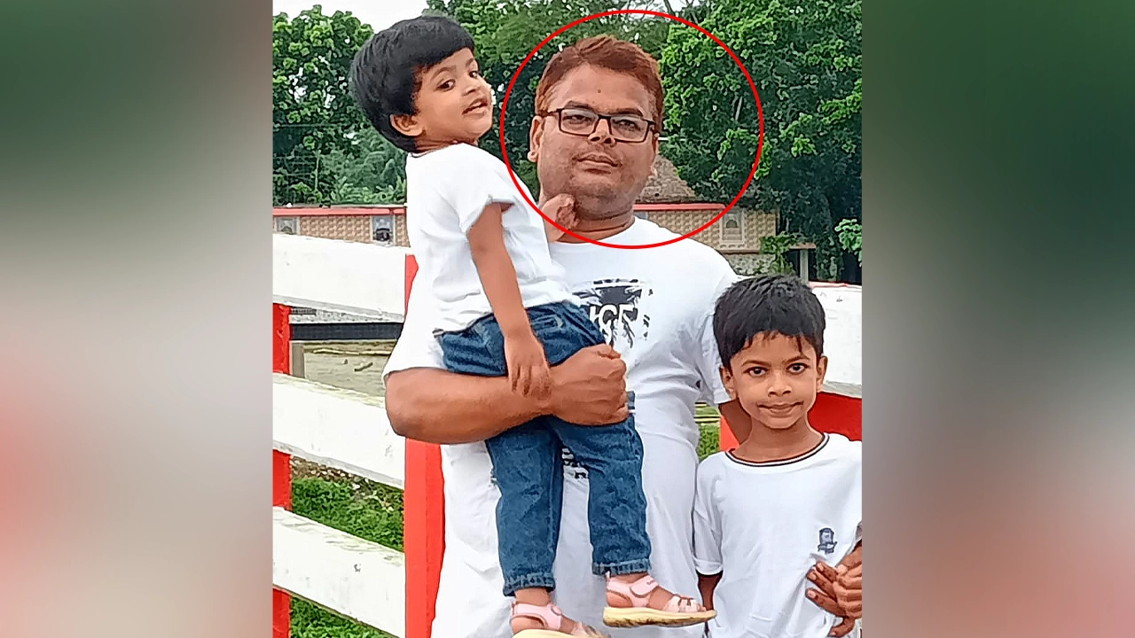 দুই সন্তানসহ ব্যাংক কর্মকর্তা দুলাল মাহমুদ। ছবি : সংগৃহীত