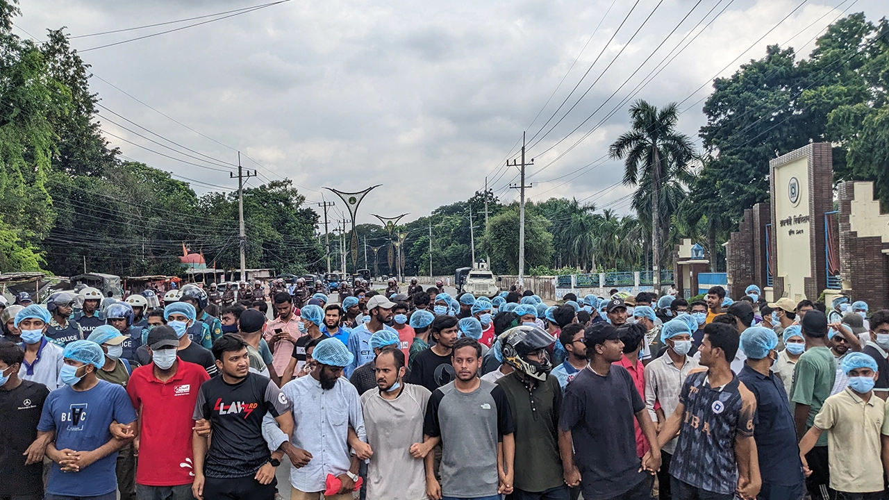 রাবি কোটা আন্দোলনকারীদের ঢাকা-রাজশাহী মহাসড়ক অবরোধ করে বিক্ষোভ। ছবি : কালবেলা