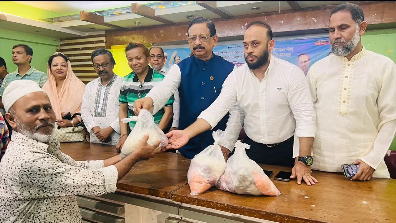 চট্টগ্রাম সিটি করপোরেশন (চসিক) মেয়র মো. রেজাউল করিম চৌধুরী খাদ্য সামগ্রী বিতরণ করছেন। ছবি : কালবেলা