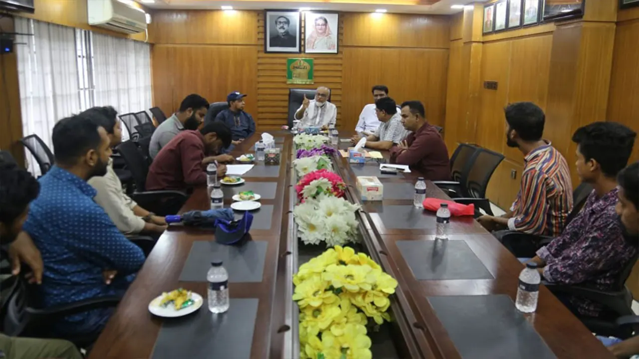 সোমবার সকালে বিশ্ববিদ্যালয়ের প্রশাসন ভবনের উপাচার্যের সভাকক্ষে বৈঠক করে ৯ শিক্ষার্থী। ছবি : কালবেলা