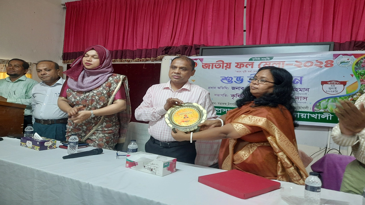 কৃষি সম্প্রসারণ অধিদপ্তরের উদ্যোগে নোয়াখালীতে ৩ দিনব্যাপী দেশীয় ফলমেলা শুরু। ছবি : কালবেলা