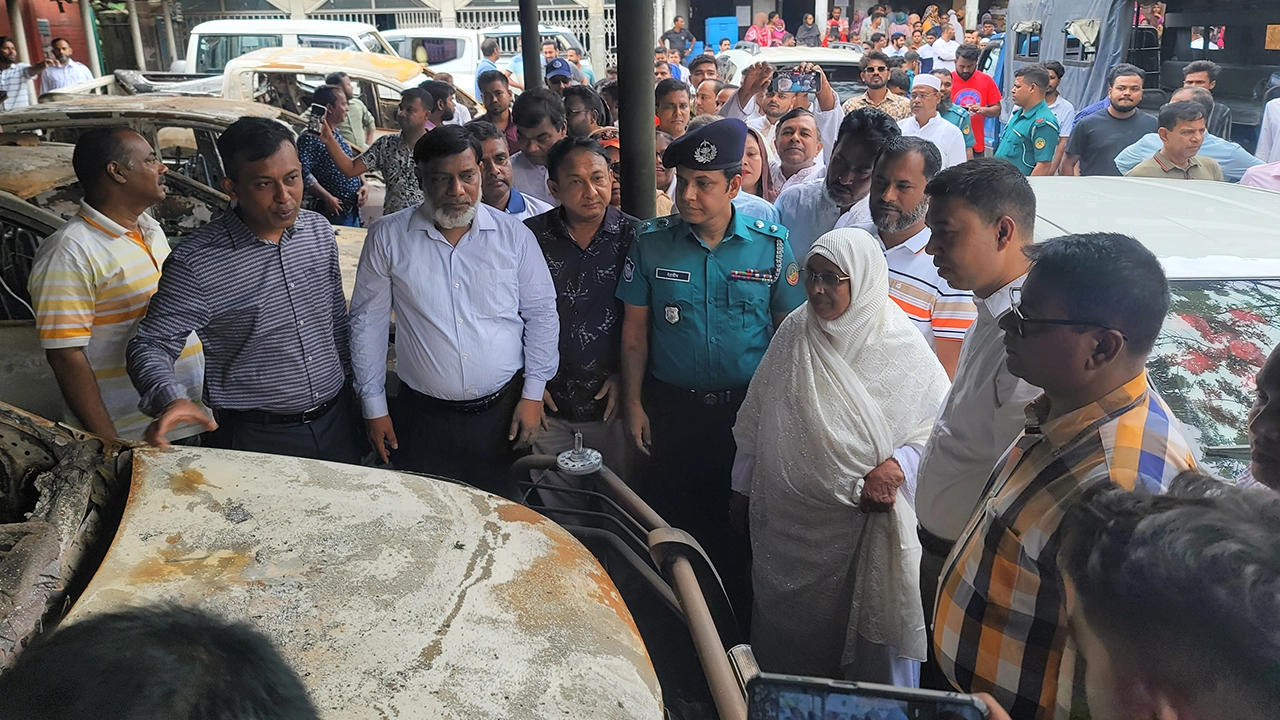 গাজীপুরের টঙ্গীতে নাশকতাস্থল পরিদর্শনে সিটি মেয়র জায়েদা খাতুন। ছবি : কালবেলা