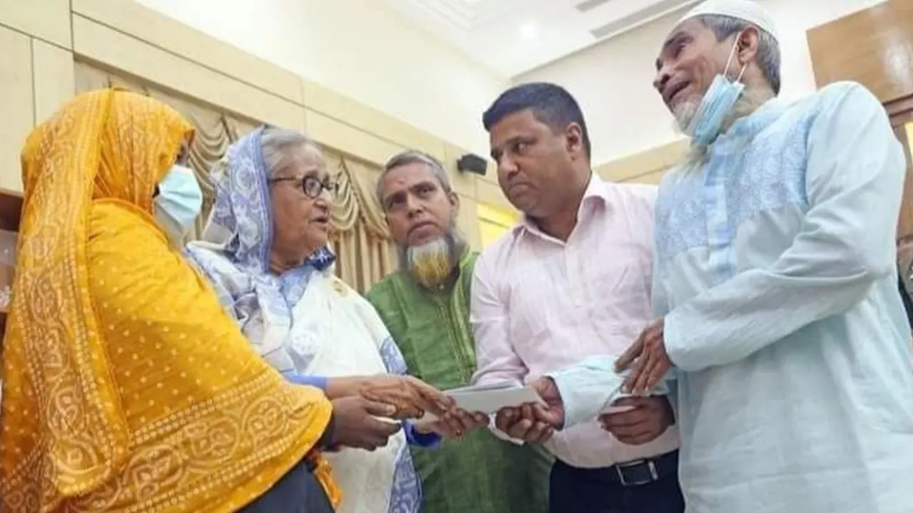 সরকারি কলেজের ছাত্র নিহত আহসান হাবিবের পরিবারকে অর্থ সহায়তা দিচ্ছেন প্রধানমন্ত্রী। ছবি : কালবেলা