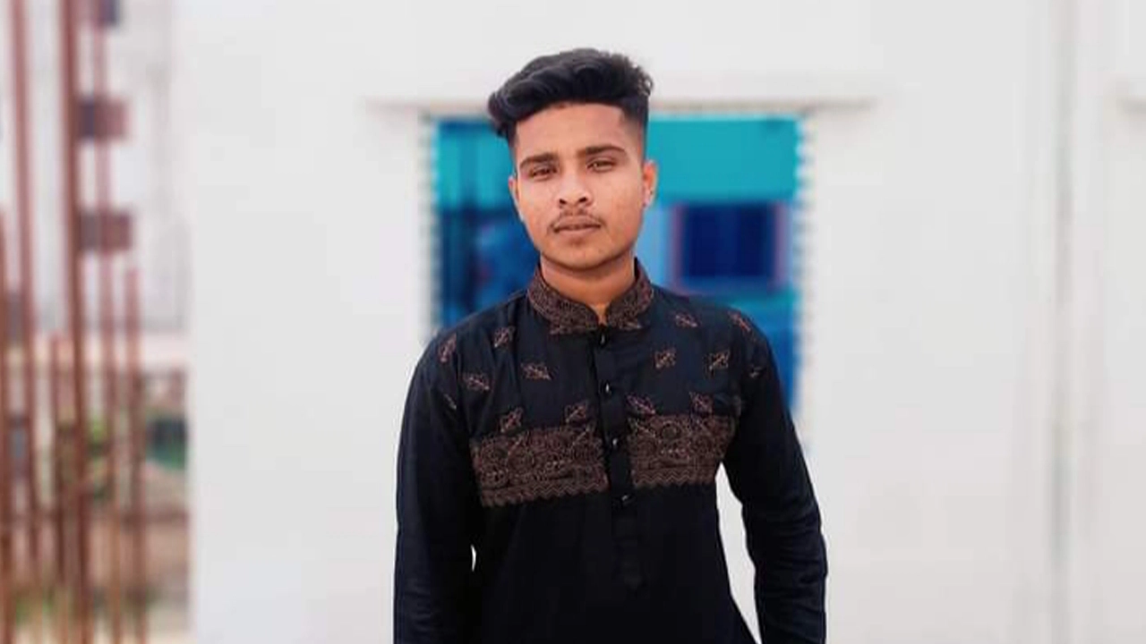 এলপি গ্যাসের দোকানে ডেলিভারি ম্যান ইয়াসিন শেখ। ছবি : সংগৃহীত