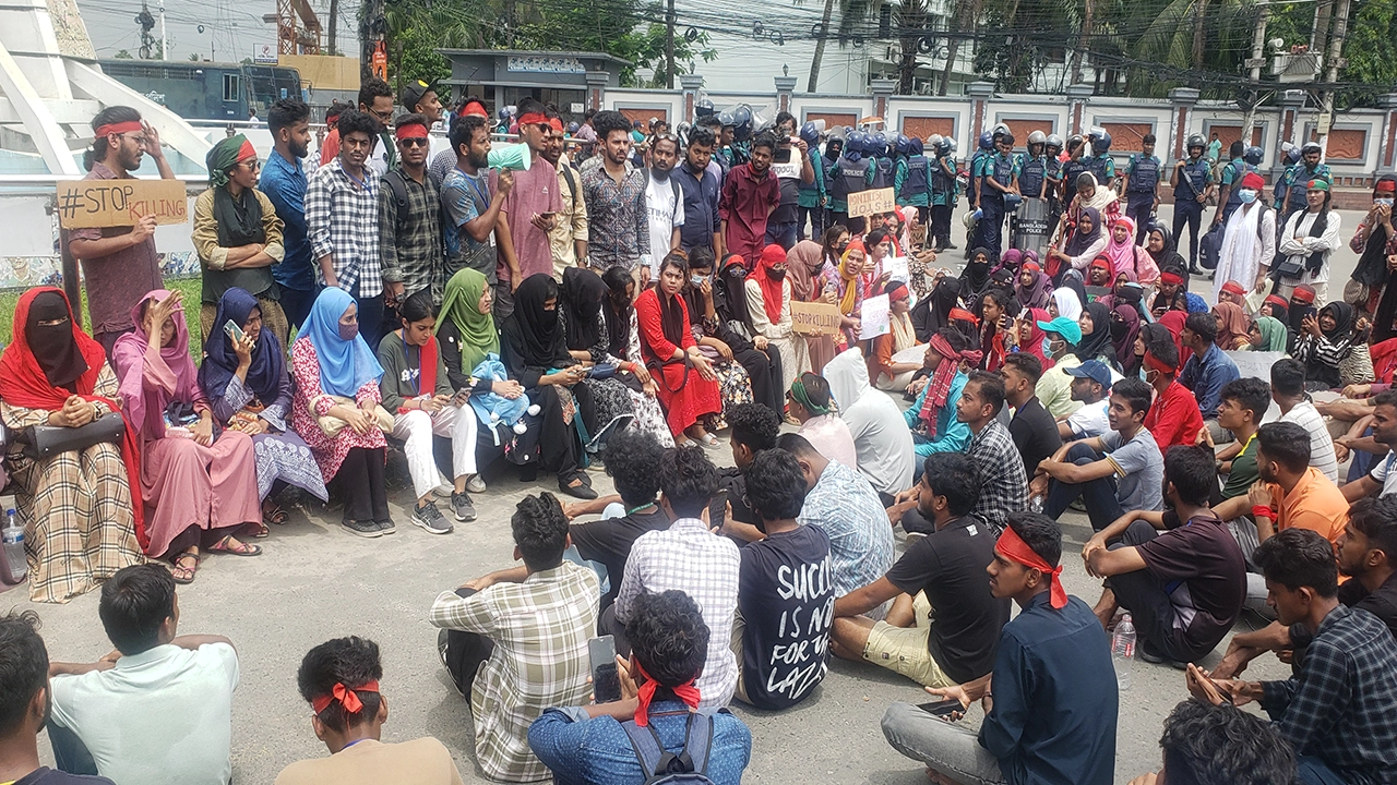 আন্দোলনকারীদের বিক্ষোভ। ছবি : কালবেলা