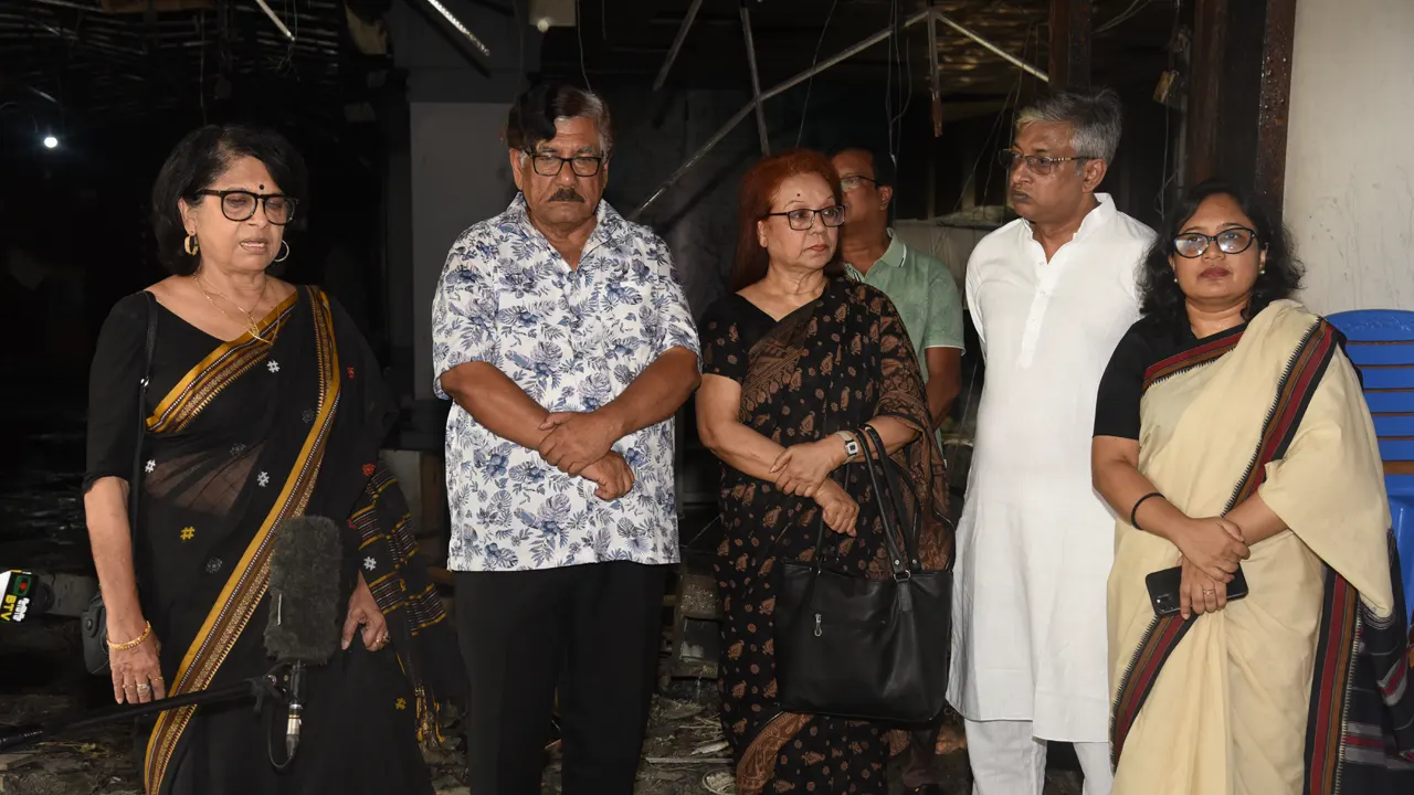 ক্ষতিগ্রস্ত  বিটিভি ভবন পরিদর্শন করলেন সাংস্কৃতিক অঙ্গনের বিশিষ্টজনরা