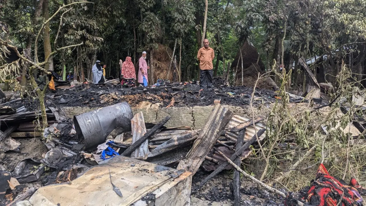 আগুনে সম্পূর্ণ পুড়ে যাওয়া বসতঘর। ছবি : কালবেলা