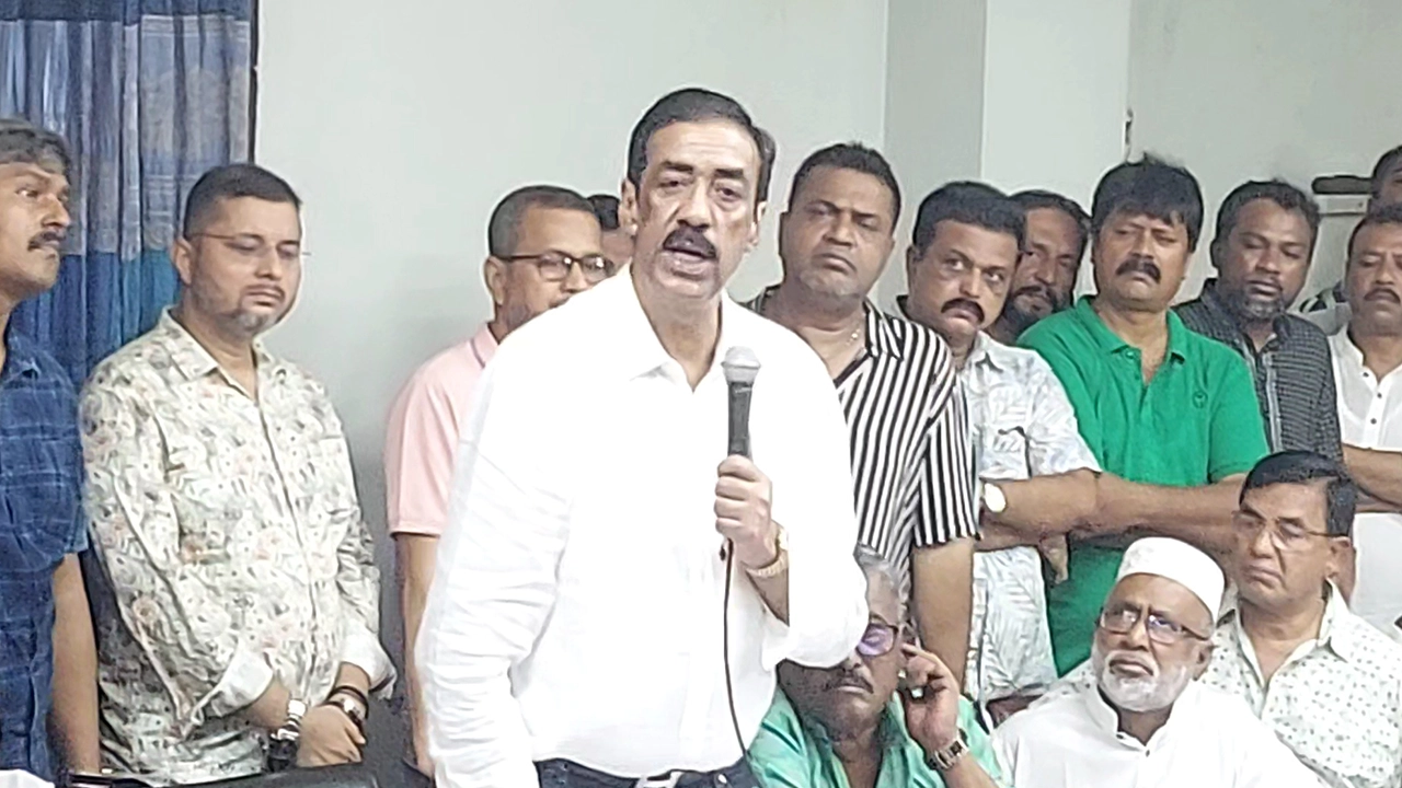 নারায়ণগঞ্জ নগরীর রাইফেল ক্লাব প্রাঙ্গণে আওয়ামী লীগের নেতাদের নিয়ে আয়োজিত কর্মিসভায় এ কে এম শামীম ওসমান। ছবি : কালবেলা