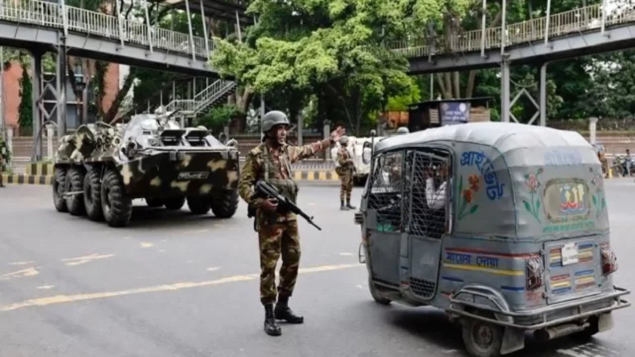 কারফিউর সময় পথচারীদের তল্লাশি করেন সেনাবাহিনীর সদস্যরা। ছবি : পুরোনো