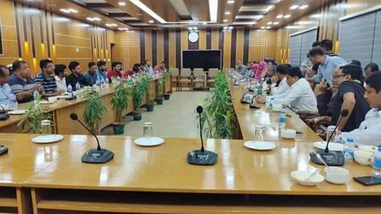 খুলনা সার্কিট হাউসে ছাত্র ও অভিভাবকদের সঙ্গে বৈঠক করেন পুলিশের ঊর্ধ্বতন কর্মকর্তা, মেয়র, সংসদ সদস্য ও আওয়ামী লীগ নেতারা। ছবি : কালবেলা