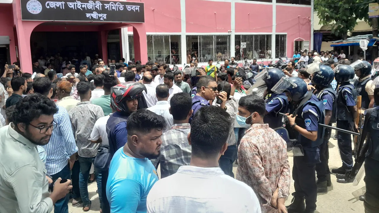 আইনজীবীদের মধ্যে হট্টগোল সৃষ্টি হলে পুলিশ উভয়পক্ষকে শান্ত করে। ছবি : কালবেলা