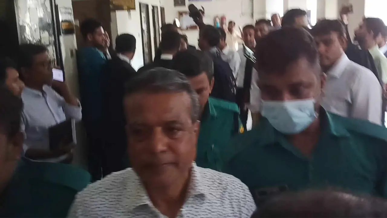 আদালতে ভিয়েলাটেক্স গ্রুপের চেয়ারম্যান রেজাউল হাসানাত ডেভিড। ছবি : কালবেলা