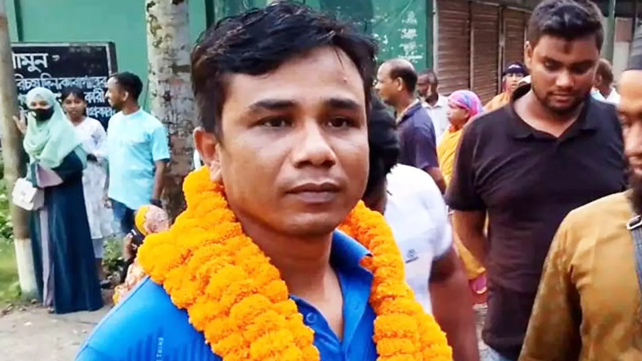 কারামুক্তির পর ঈসমাইলকে কারা ফটকে ফুলেল শুভেচ্ছা জানিয়েছেন তার সহকর্মী ও স্বজনরা। ছবি : সংগৃহীত