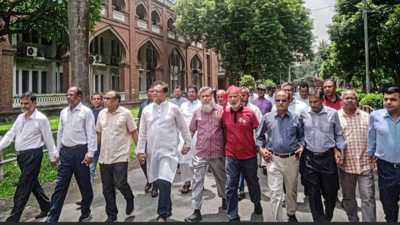 সংহতি জানিয়ে ঢাকা বিশ্ববিদ্যালয় শিক্ষকদের মিছিল। ছবি : কালবেলা