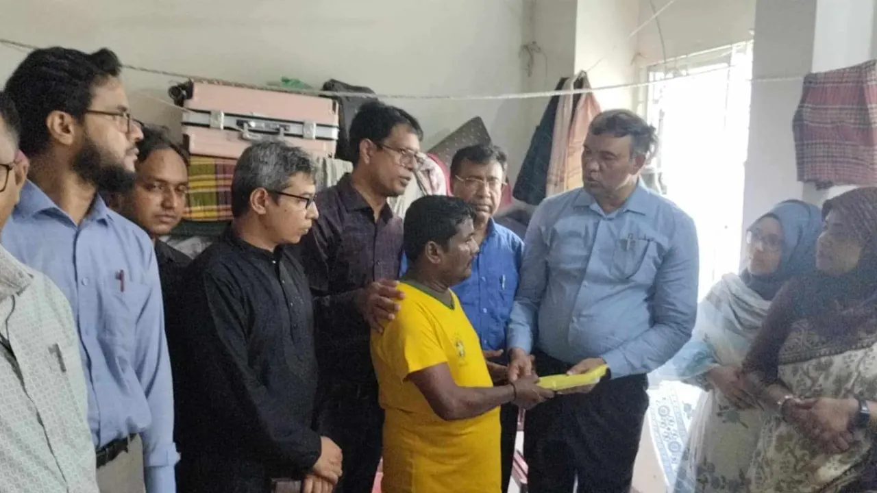 জবি শিক্ষার্থী তামিমের পরিবারকে খাদ্যসামগ্রী ও নগদ অর্থ প্রদান। ছবি : কালবেলা
