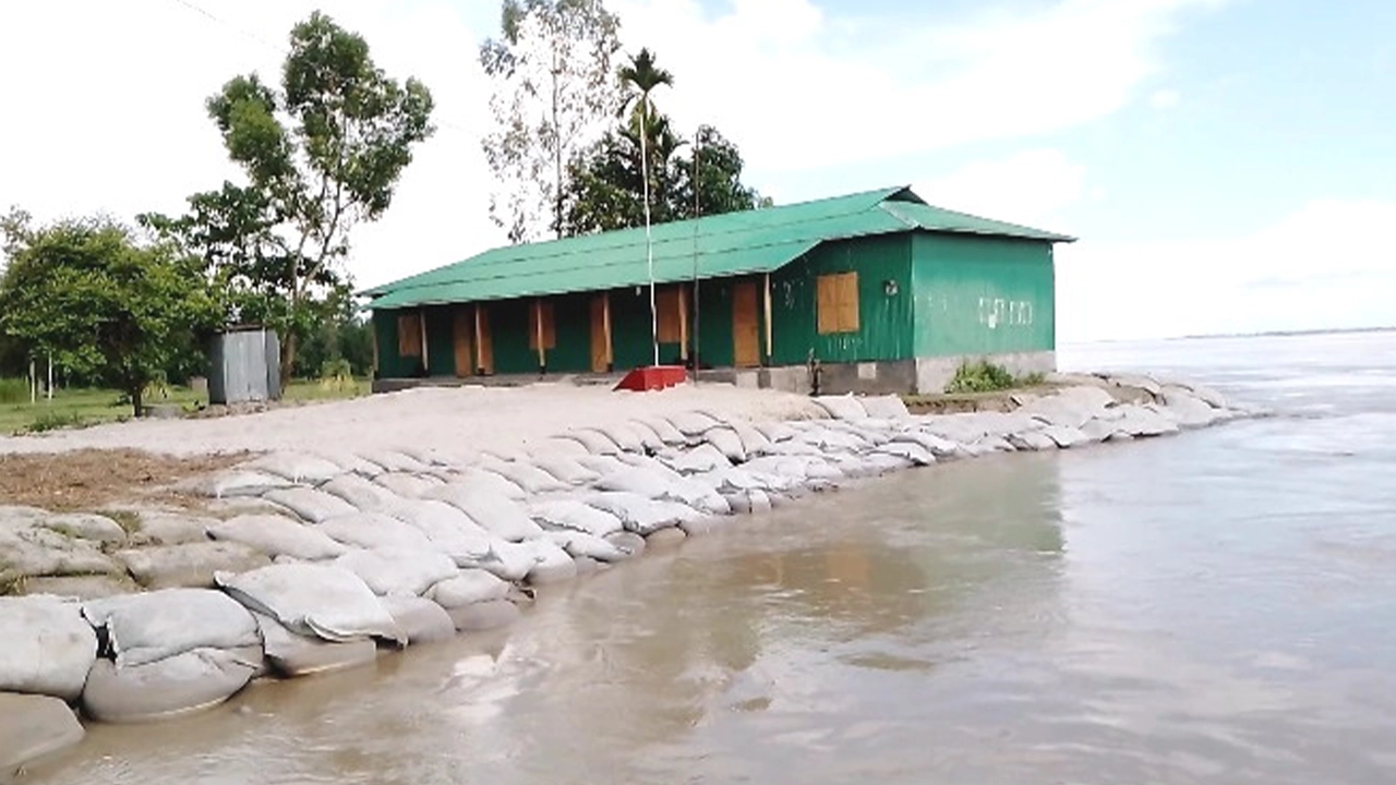 সরকারি প্রাথমিক বিদ্যালয় যে কোনো মুহূর্তে বিলীনের মুখে। ছবি : কালবেলা