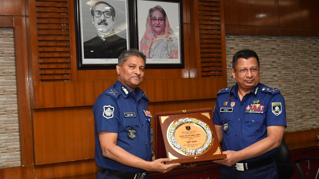 এটিই’র অতিরিক্ত আইজি এস এম রুহুল আমিনকে বিদায়ী সংবর্ধনা দেন আইজিপি চৌধুরী আবদুল্লাহ আল মামুন। ছবি : কালবেলা