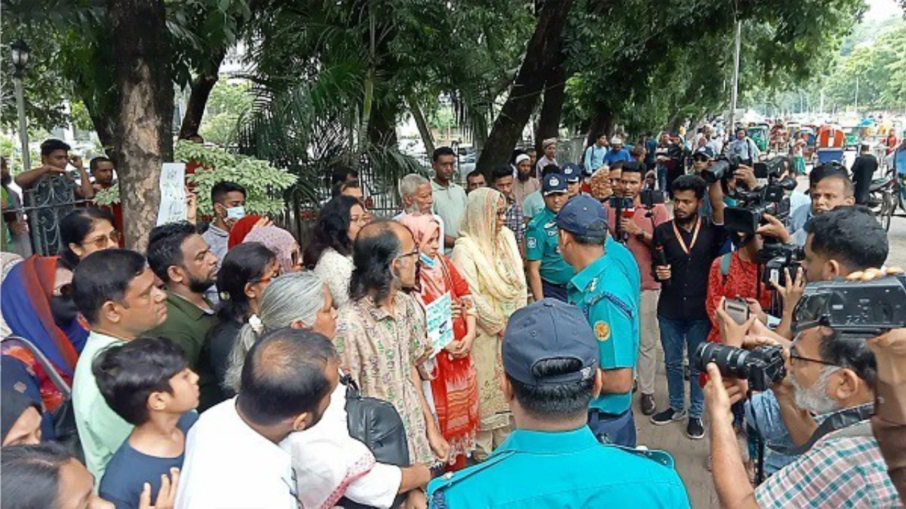 শিক্ষার্থীদের সমর্থনে অভিভাবকদের সড়কে নামার চেষ্টা। ছবি : সংগৃহীত