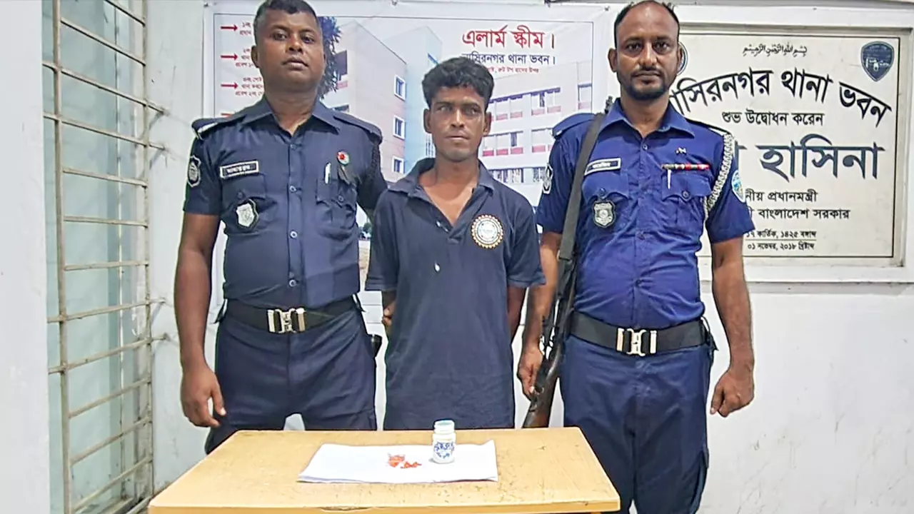 গ্রেপ্তার শ্রমিকদল নেতা মো. তোফাজ্জল হোসেন। ছবি : কালবেলা