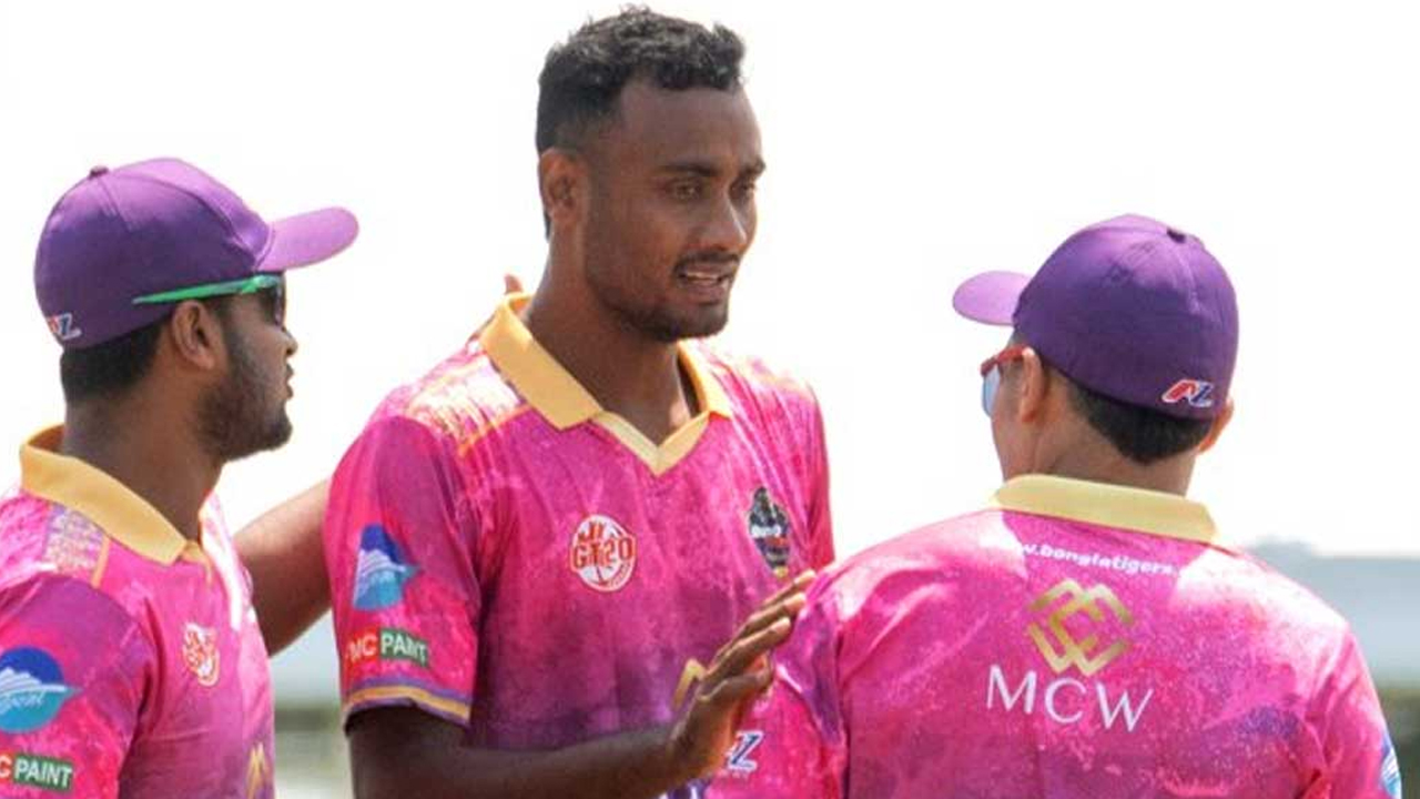 উইকেট শিকারের পর শরীফুল ইসলামকে সাকিবের অভিনন্দন। ছবি : সংগৃহীত