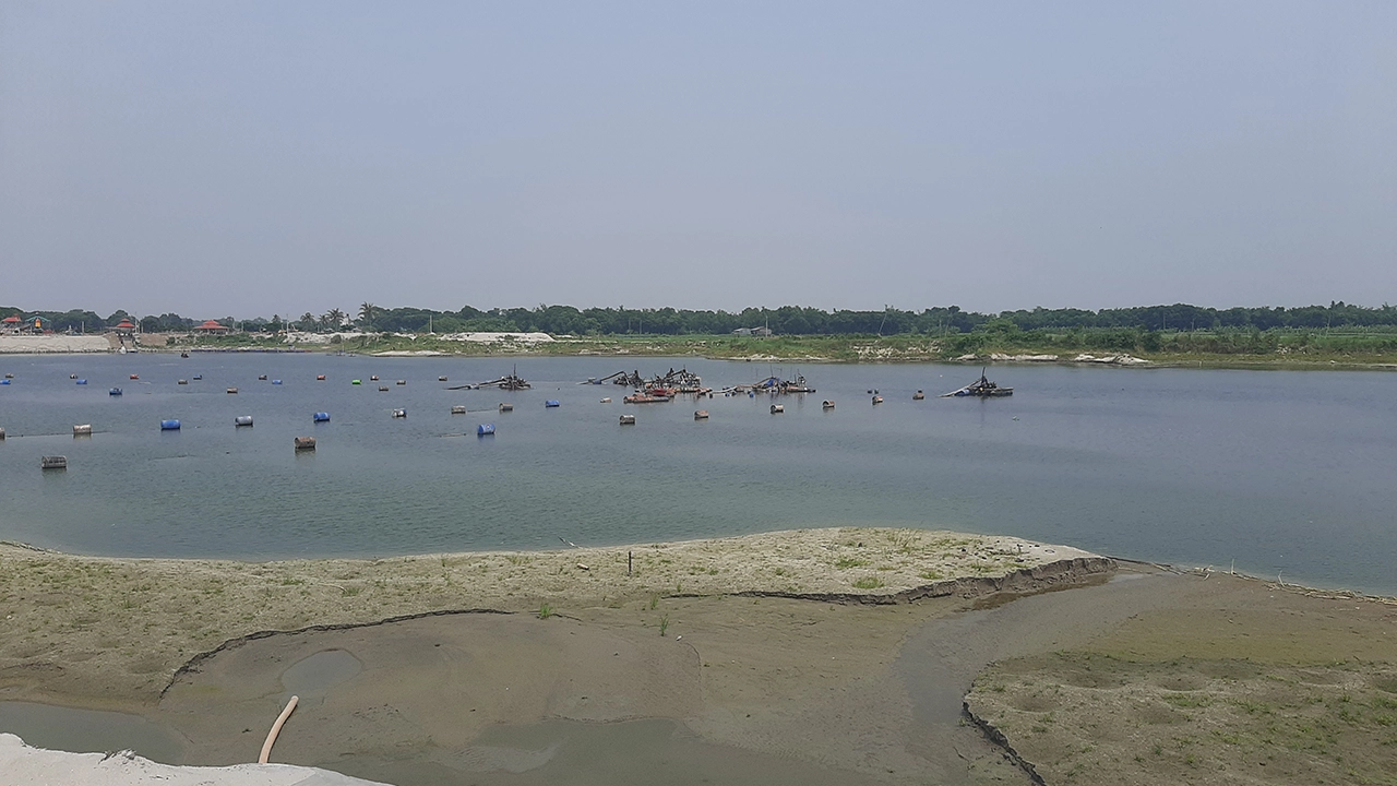 ফসলি জমি কেটে বানানো হচ্ছে পুকুর। ছবি : কালবেলা