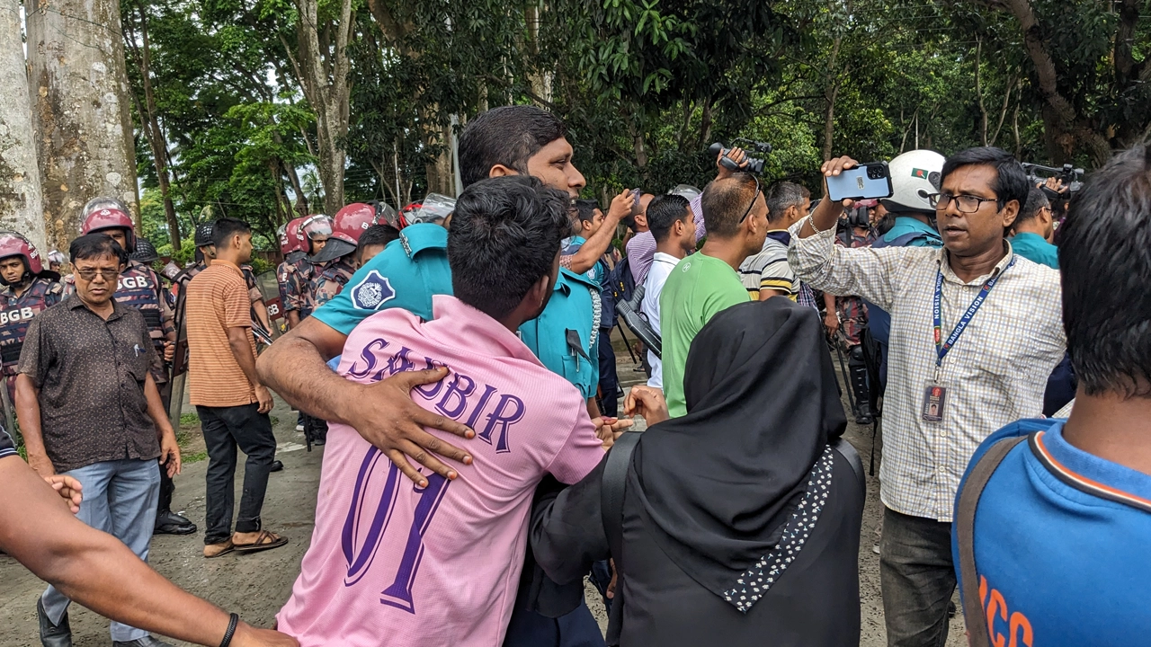 আন্দোলনকারী একজনকে নিয়ে যাওয়ার চেষ্টা করেন আইনশৃঙ্খলা বাহিনীর এক সদস্য। ছবি : কালবেলা