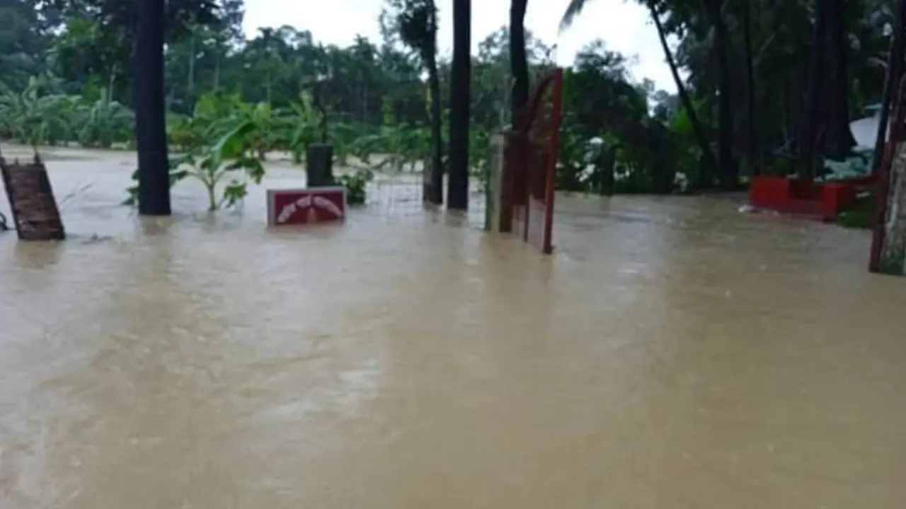 টানা ভারি বর্ষণে পাহাড়ি ঢলের পানিতে তলিয়ে গেছে নাইক্ষ্যছড়ি এলাকা। ছবি : কালবেলা