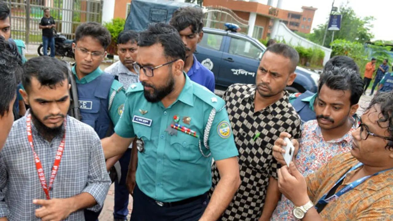 ববির প্রধান গেট দিয়ে প্রবেশের সময় কোটা সংস্কার আন্দোলনের শিক্ষার্থীদের আটক করে পুলিশ। ছবি : কালবেলা