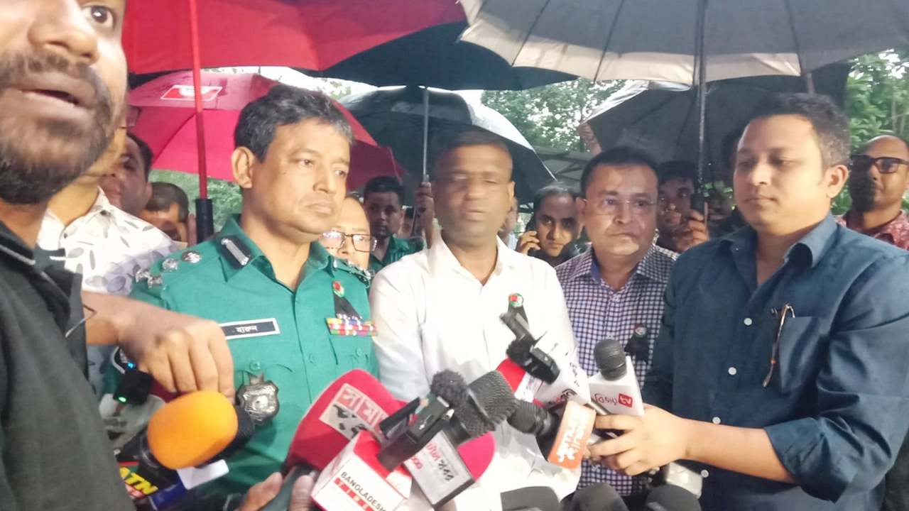 মিন্টো রোডের ডিবি কার্যালয় গেটে সাংবাদিকদের সঙ্গে কথা বলেন মোহাম্মদ হারুন অর রশীদ। ছবি : কালবেলা