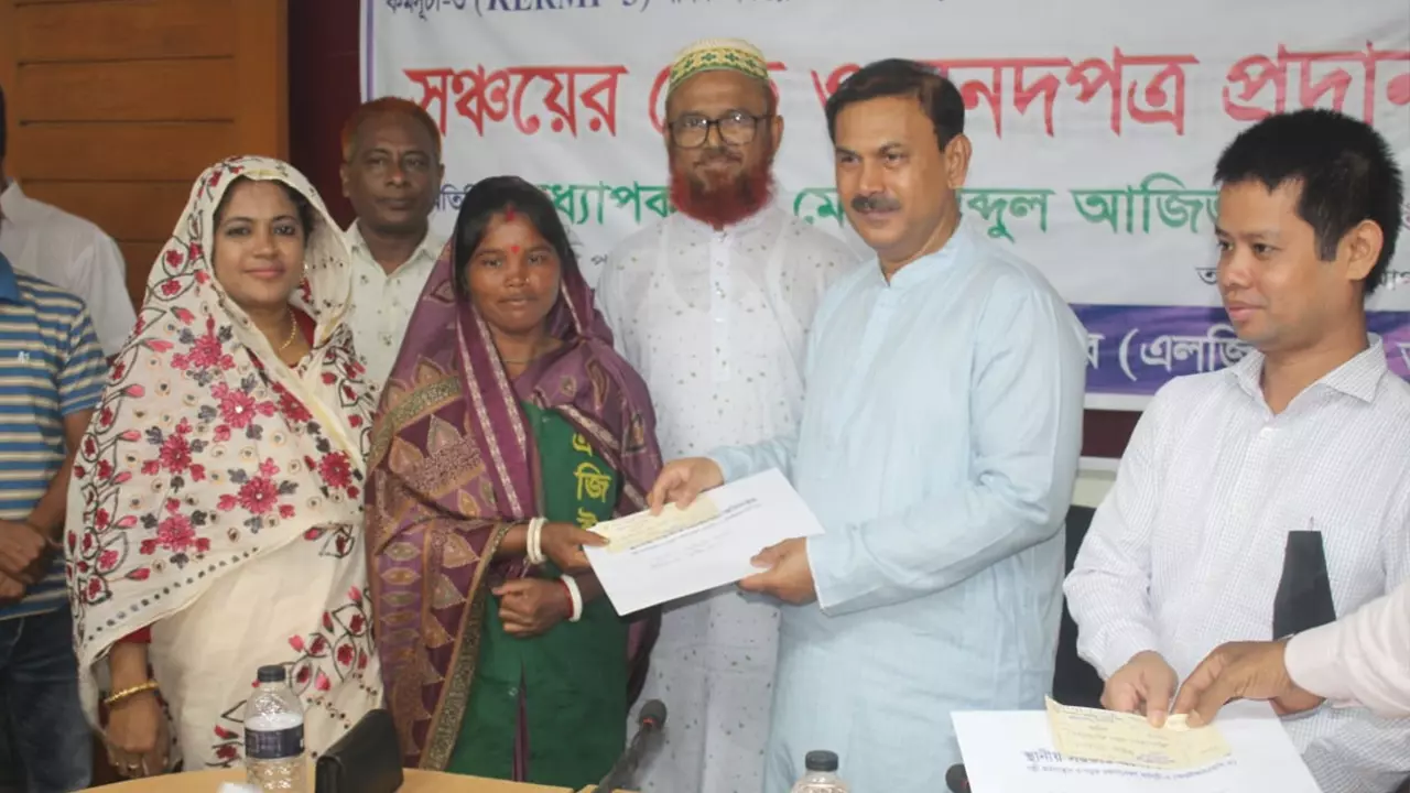 চেক বিতরণ করেছেন সিরাজগঞ্জ-৩ আসনের সংসদ সদস্য অধ্যাপক ডা. মো. আব্দুল আজিজ। ছবি : কালবেলা