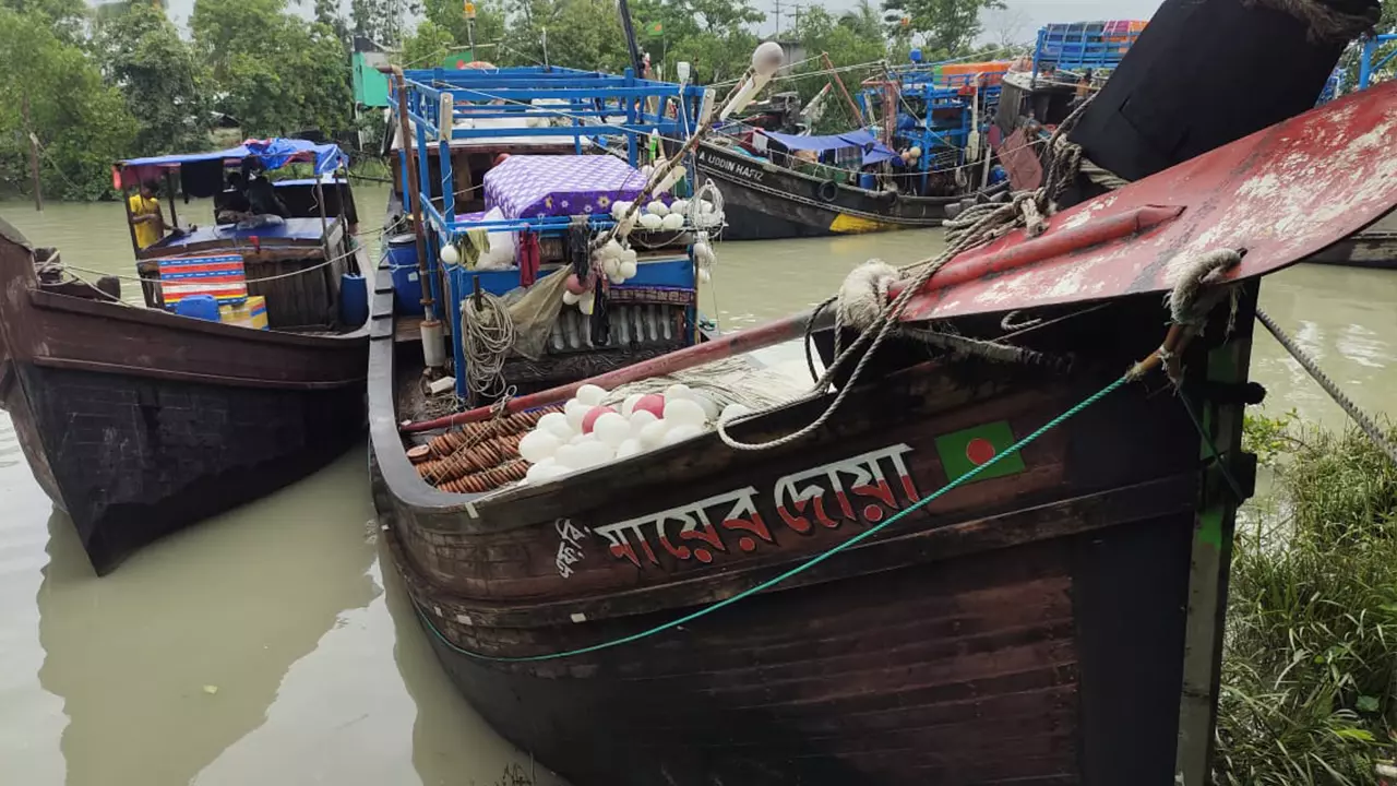দাঁড়িয়ে থাকা ট্রলার। ছবি : কালবেলা