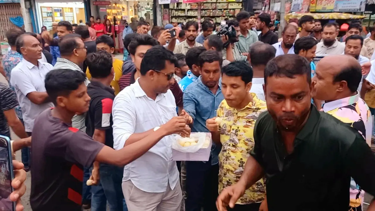 শেরপুরে আ.লীগের উদ্যোগে মিষ্টি বিতরণ করা হয়। ছবি : কালবেলা