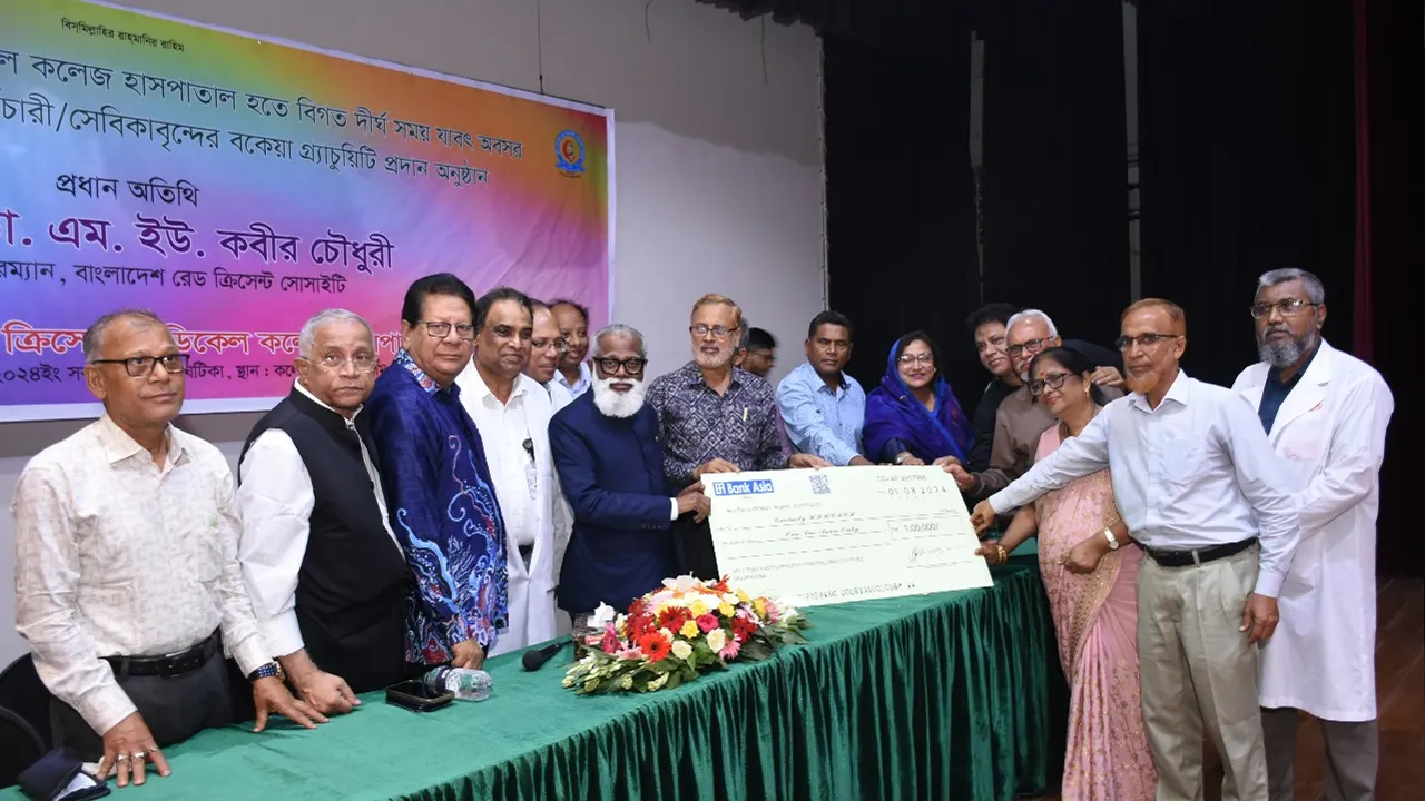 পুরস্কার বিতরণী অনুষ্ঠানে হলি ফ্যামিলির অবসরপ্রাপ্তরা। ছবি : কালবেলা