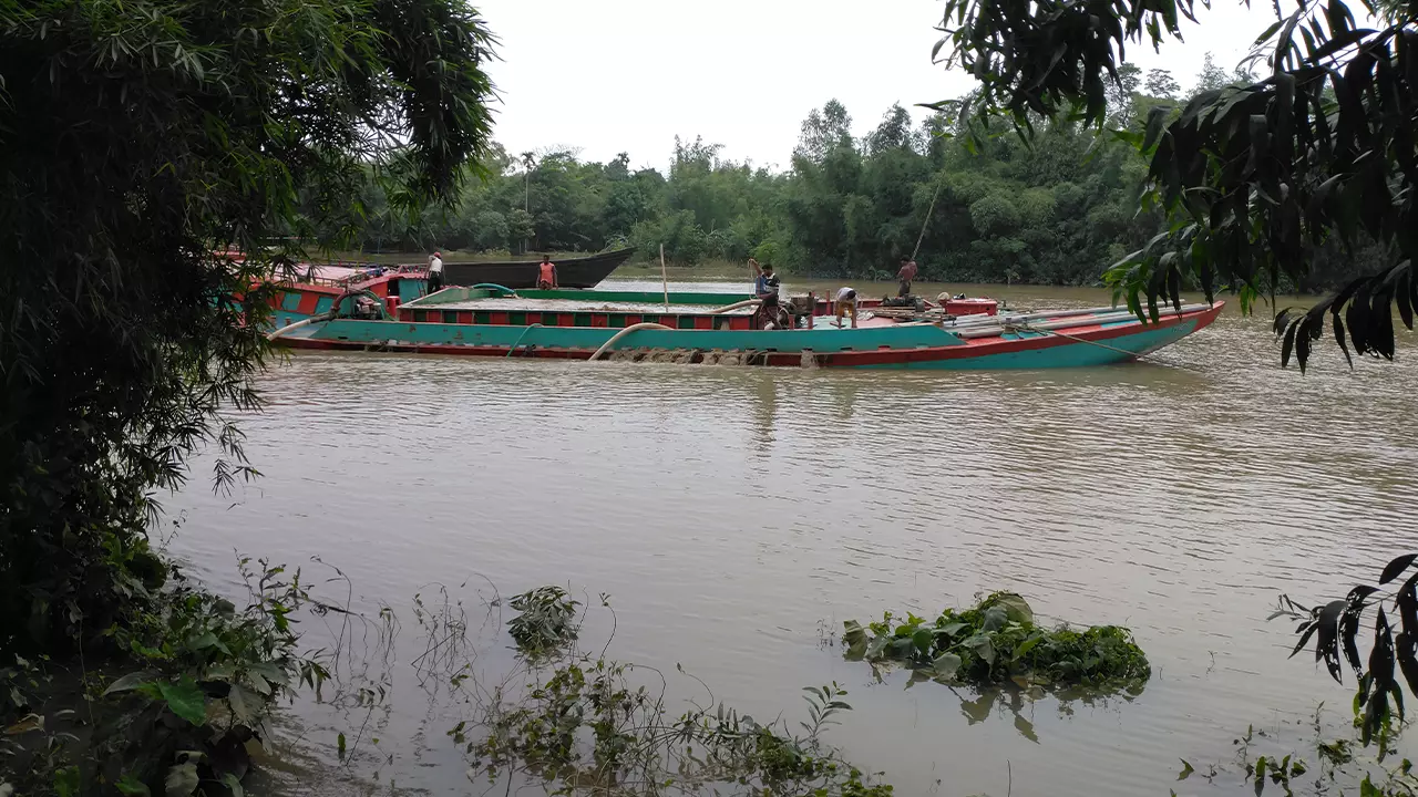 ড্রেজার দিয়ে অবৈধভাবে বালু উত্তোলন করছে প্রভাবশালী চক্র। ছবি : কালবেলা